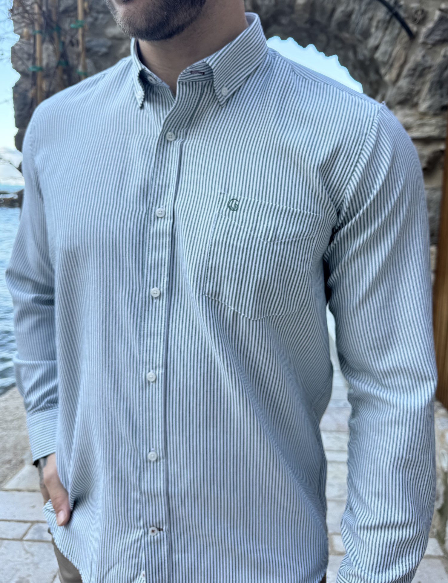 Ανδρικό πράσινο ριγέ πουκάμισο με γιακά και τσέπη στο στήθος 562P φωτογραφία